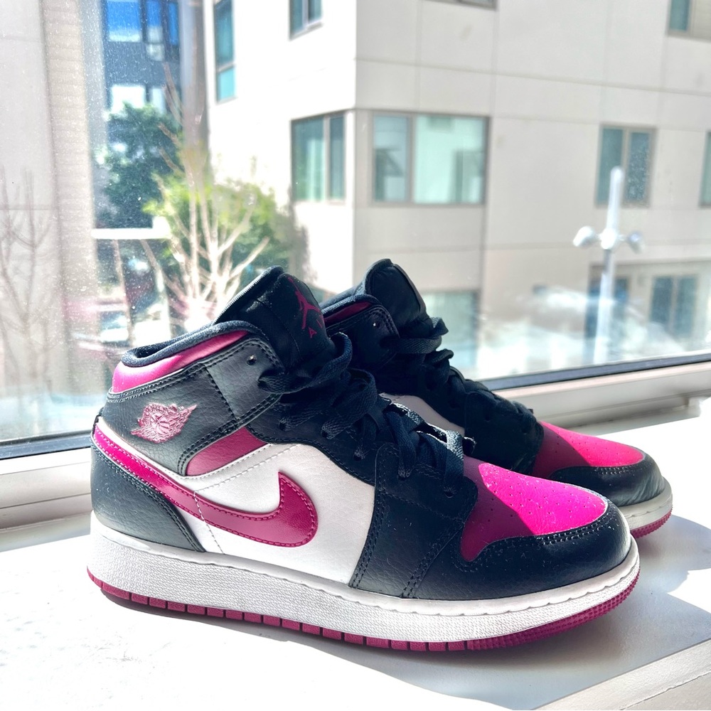 Nike Air Jordan 1 Mid 'Bred Toe'